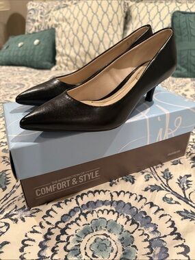 Life Stride Classic Pointed-Toe Black Leather Pumps